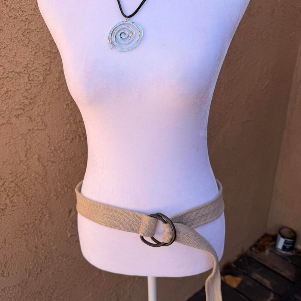 Cream and tan double loop belt.